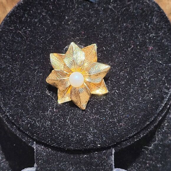 12K Gold Filled Pointsetta with a Pearl Vitnage 80s Brooch 1" - Picture 3 of 5